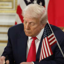 El presidente de los Estados Unidos, Donald Trump, asiste a una ceremonia de firma con la primera ministra de Japón, Sanae Takaichi, en la Residencia Oficial de Akasaka, en Tokio, el 28 de octubre de 2025. 