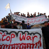 Palestinos protestan para exigir el fin de la guerra, coreando consignas contra Hamás, en Beit Lahiya, al norte de Gaza, el 26 de marzo de 2025. 