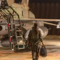Una mujer miembro de la tripulación de la fuerza aérea se prepara para atacar Irán, junio de 2025. 