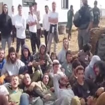 Jóvenes de Hilltop intentan detener la demolición de una ampliación ilegal en Gush Etzion, 17 de noviembre de 2025. 