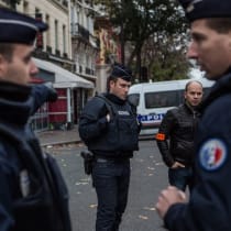 Agentes de policía franceses montan guardia en el distrito 11 de París, Francia, el 14 de noviembre de 2015. Foto de Laurence Geai/Flash90 