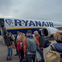 Los pasajeros suben a bordo de un avión de Ryanair estacionado en la pista del aeropuerto de Bristol, el 30 de octubre de 2025 en Bristol, Inglaterra. 