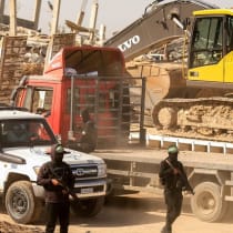 Terroristas de Hamás se desplazan en un vehículo de la Cruz Roja a una zona dentro de la Línea Amarilla, ciudad de Gaza, 20 de noviembre de 2025. 