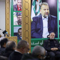 Abdul Hamid Thunaibat, miembro de la Hermandad Musulmana en Jordania, pronuncia un discurso ante las personas reunidas para presentar sus condolencias tras el asesinato del líder adjunto de Hamás, Saleh al-Arouri, en la sede del Frente de Acción Islámica de Jordania, en Amán, Jordania, el 3 de enero