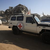 El personal de la Cruz Roja espera para dirigirse a una zona dentro de la «línea amarilla» a la que se retiraron las tropas israelíes en virtud del alto el fuego, mientras Hamás afirma que sigue buscando los cadáveres de los rehenes fallecidos secuestrados durante el ataque del 7 de octubre de 2023 