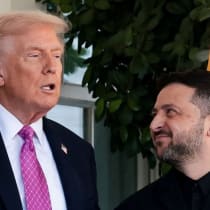 El presidente estadounidense Donald Trump recibe al presidente ucraniano Volodymyr Zelensky en la Casa Blanca a principios de este mes. Según los autores, es de esperar que Trump apruebe discretamente el envío de algunas armas avanzadas estadounidenses a Ucrania