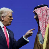 El presidente de los Estados Unidos, Donald Trump, y el príncipe heredero y primer ministro de Arabia Saudita, Mohammed bin Salman, interactúan durante el Foro de Inversión Estados Unidos-Arabia Saudita en Washington, Estados Unidos, el 19 de noviembre de 2025. 