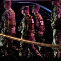 Miembros de la Guardia Nacional se mantienen unidos tras el tiroteo que sufrió dos de sus miembros cerca de la Casa Blanca en Washington D. C., EE. UU., el 26 de noviembre de 2025