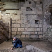 Un arqueólogo de la Autoridad de Antigüedades de Israel en el yacimiento del sistema subterráneo del Segundo Templo descubierto en los túneles del Muro Occidental, bajo la Ciudad Vieja de Jerusalén. 