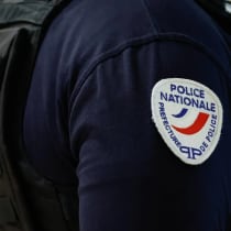 Un agente de policía espera fuera de la sala del tribunal en el juzgado de París, el 31 de marzo de 2025. 
