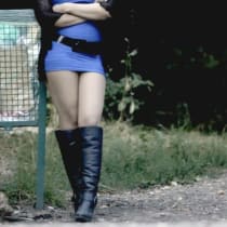 Una prostituta en Israel esperando a un cliente.