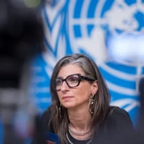 La relatora especial de las Naciones Unidas, Francesca Albanese, asiste a una rueda de prensa en la sede europea de la ONU en Ginebra, Suiza, el 15 de septiembre de 2025. 