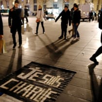 La gente se reúne en la plaza de la República para rendir homenaje a las víctimas del tiroteo del año pasado en la sede del periódico satírico francés Charlie Hebdo, en París, Francia, el 7 de enero de 2016. Francia conmemora esta semana a las víctimas de los atentados islamistas