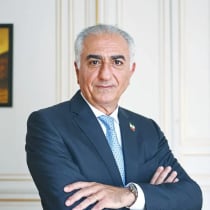 «JAVID SHAH» (Larga vida al Sha) se ha convertido en el lema de las protestas iraníes actuales. Aquí, el príncipe heredero Reza Pahlavi, hijo exiliado del último Sha de Irán, posa durante una entrevista en París en junio, tras la guerra entre Israel e Irán.