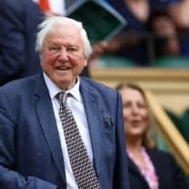 El locutor David Attenborough antes del partido de primera ronda entre el español Carlos Alcaraz y el estonio Mark Lajal. 