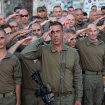 Reservistas de las Fuerzas de Defensa de Israel (FDI) que se unen a las «Brigadas David», las cinco nuevas brigadas de reservistas anunciadas por el jefe del Estado Mayor de las FDI, Herzi Halevi, el 17 de diciembre de 2024.