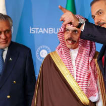 El ministro de Asuntos Exteriores turco, Hakan Fidan, conversa con el ministro de Asuntos Exteriores saudí, el príncipe Faisal bin Farhan Al-Saud, mientras el viceprimer ministro y ministro de Asuntos Exteriores pakistaní, Mohammad Ishaq Dar, observa, antes de su reunión sobre Gaza, en Estambul