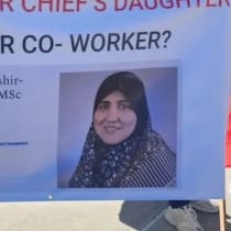 Manifestantes exigen la destitución de Fatemeh Ardeshir-Larijani del departamento médico de Emory, enero de 2026. 