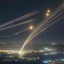 Una clave fundamental para el éxito de la defensa aérea de Israel reside en el sistema de defensa multicapa que muchos países de todo el mundo están tratando de imitar. Aquí, los cohetes lanzados por Hezbolá son interceptados por el sistema de defensa aérea Cúpula de Hierro sobre la Alta Galilea