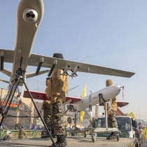 Miembros de la milicia iraní Basij muestran sus drones durante unas maniobras militares el 10 de enero de 2025 en Teherán, Irán. 