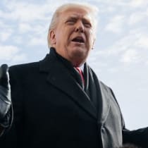 El presidente de los Estados Unidos, Donald Trump, habla con los medios de comunicación mientras se dirige al Marine One antes de partir desde el Jardín Sur de la Casa Blanca en Washington, D.C., el 27 de enero de 2026, para viajar a Iowa.