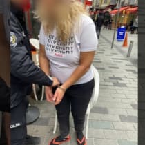 La policía turca detiene a una mujer israelí en la plaza Taksim, Estambul, enero de 2026. 