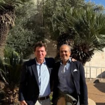 Tucker Carlson durante una visita a Israel. 