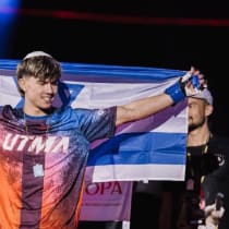 El luchador israelí de muay thai Ahavat Hashem Gordon, con una bandera israelí tras su victoria el 21 de febrero de 2026. 