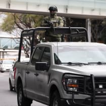 Un miembro de la Armada de México patrulla el Aeropuerto Internacional Benito Juárez después de que el narcotraficante mexicano Nemesio Oseguera, conocido como «El Mencho», fuera asesinado en el estado de Jalisco, en Ciudad de México, México, el 22 de febrero de 2026. 