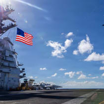 En este folleto proporcionado por la Marina de los Estados Unidos, el USS Gerald R. Ford (CVN 78), los F/A-18E/F Super Hornets asignados a los escuadrones de cazas de combate 31, 37, 87 y 213 del Carrier Air Wing Eight embarcado, y un B-52 Stratofortress de la Fuerza Aérea de los Estados Unidos