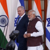 El primer ministro israelí, Benjamin Netanyahu, y su homólogo indio, Narendra Modi, llegan para una sesión fotográfica antes de su reunión en Hyderabad House, en Nueva Delhi (India), el 15 de enero de 2018.