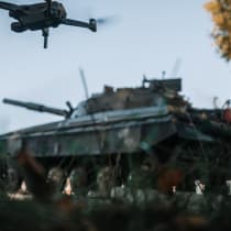 Un dron sobrevolando el tanque al fondo (ilustrativo).