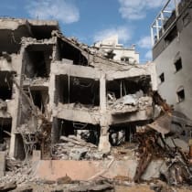 Edificio destruido en el centro de Israel tras los ataques con misiles iraníes del 28 de febrero de 2026
