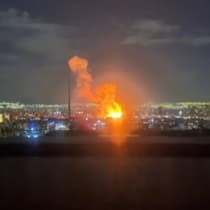 EXPLOSIONES DE los ataques contra los edificios de la IRIB, visibles desde diferentes partes de Teherán. 