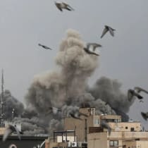 Las aves vuelan mientras el humo se eleva tras una explosión, después de que Israel y Estados Unidos lanzaran ataques contra Irán, en medio del conflicto entre Estados Unidos e Israel con Irán, en Teherán, Irán, el 2 de marzo de 2026. 
