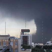 El humo se eleva tras un supuesto ataque contra los tanques de combustible de una refinería de petróleo, en medio del conflicto entre Estados Unidos e Israel con Irán, en Teherán, Irán, el 8 de marzo de 2026. 