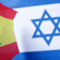 En esta ilustración tomada el 23 de junio de 2025 se ven las banderas de España e Israel. 