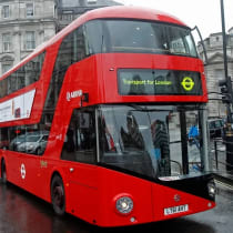 Un autobús londinense circula por Trafalgar Square en Londres el 16 de diciembre de 2011. 