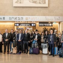 Foto de grupo de los nuevos olim que han llegado a Israel. 