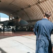 Técnicos de las Fuerzas de Defensa de Israel preparan un avión de combate para su puesta en servicio, 24 de agosto de 2025