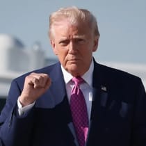 El presidente de Estados Unidos, Donald Trump, se dirige hacia los periodistas para responder a sus preguntas antes de subir al Air Force One el 10 de abril de 2026 en la Base Conjunta Andrews, Maryland. El presidente Trump se dirige a Charlottesville, Virginia.