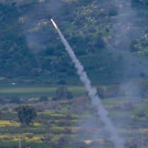 Las baterías antimisiles lanzan misiles de interceptación contra los misiles balísticos lanzados desde el Líbano, como se observa en el norte de Israel, durante la guerra con Irán y Hezbolá y los continuos ataques con misiles contra Israel, el 22 de marzo de 2026. 