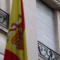 En Buenos Aires, Argentina, el 19 de mayo de 2024, se ve una ventana cerrada de la embajada española en Argentina, tras la decisión de España de retirar a su embajador después de que el presidente argentino, Javier Milei, tildara de «corrupta» a Begoña Gómez, esposa del presidente del Gobierno españ