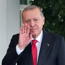 El presidente de Turquía, Recep Tayyip Erdogan, gesticula frente a la Casa Blanca antes de una reunión con el presidente de Estados Unidos, Donald Trump, el 25 de septiembre de 2025. 