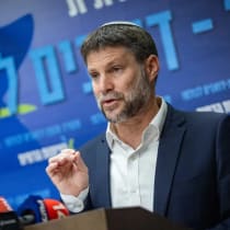 El ministro de Finanzas, Bezalel Smotrich, ofrece una rueda de prensa antes de la votación sobre el presupuesto estatal en la Knesset, el Parlamento israelí, en Jerusalén, el 29 de marzo de 2026. 