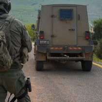 Se ve a soldados israelíes a lo largo de la frontera de Israel con el Líbano en medio de la guerra en curso, el 10 de abril de 2026. 