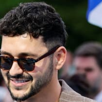 Noam Bettan, representante de Israel, asiste al acto de la «Alfombra Turquesa» del Festival de Eurovisión 2026 en Viena, Austria, el 10 de mayo de 2026. 