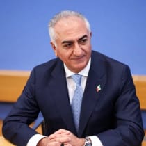 Reza Pahlavi, hijo exiliado del último sha de Irán y figura de la oposición iraní, asiste a una rueda de prensa en la sede de la «Bundespressekonferenz» en Berlín, Alemania, el 23 de abril de 2026.