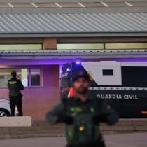 Una furgoneta de la Guardia Civil circula el día en que se espera la llegada del exministro de Transportes español José Luis Ábalos a la prisión de Soto del Real, tras la orden del Tribunal Supremo de su ingreso en prisión preventiva por escándalos de corrupción, en Soto del Real, España