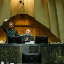 El presidente del Parlamento iraní, Mohammad Bagher Ghalibaf, observa cómo los diputados corean consignas en apoyo del Cuerpo de la Guardia Revolucionaria Islámica (IRGC) mientras lucen uniformes militares en Teherán, Irán, el 1 de febrero de 2026; imagen ilustrativa. 